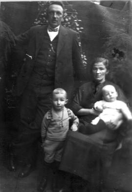 Louis Giesen en Engelina Denessen, ca. 1925, met hun oudste zonen Harrie en Gerard.