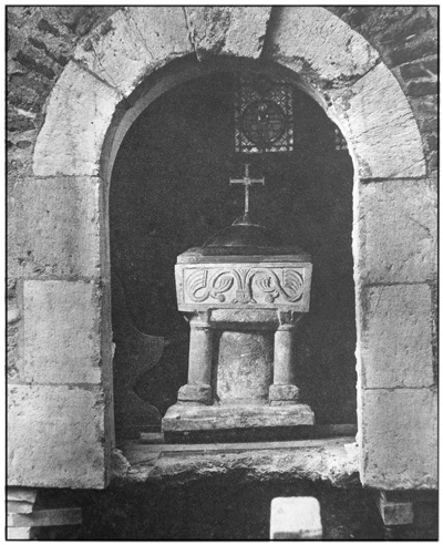 Het gerestaureerde doopvont door een nog niet dichtgemetseld Noormannenpoortje, vermoedelijk 1919 (D.J. van der Ven)