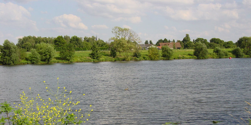 Het vlottershuisje lag vermoedelijk hier bij paal 93, stroomafwaarts van Beesel-Ouddorp op het eind van de Ervenweg. Foto (c) Loe Giesen.