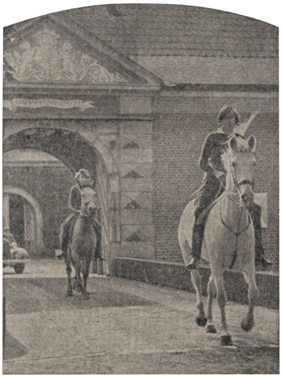 Twee 'freules' Wolff Metternich starten met de Rally Paper van Limburg, georganiseerd door de Koninklijke Militaire Sportvereeniging.  De Sumatra Post, 1 november 1935.
