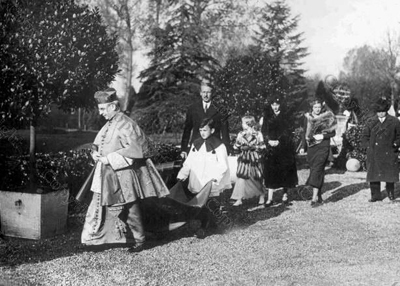 Mgr. Schioppa en de grafelijke familie op weg van de slotkapel naar het kasteel.