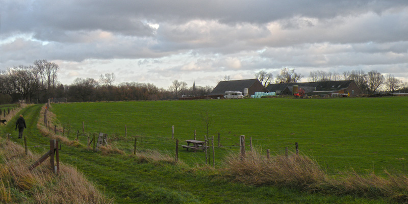 Uitzicht op de Genaenhof en de Lambertuskerk, met op de voorgrond de in 2012 aangelegde picknickplaats in de Meulendumpel.