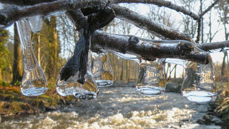 IJssculpturen achter de stroomversnelling. © Loe Giesen, Reuver.